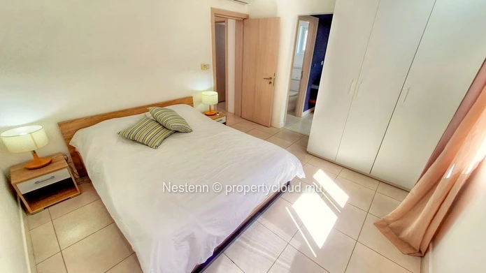 Charmante maison jumelée de 3 chambres en résidence sécurisée. 
