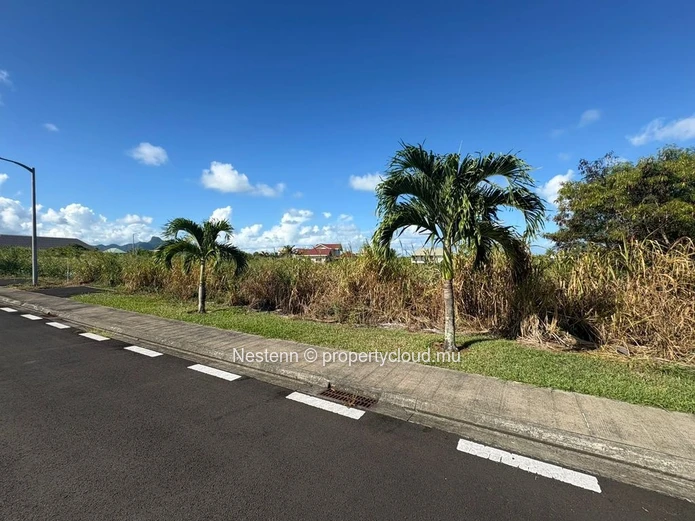 Spacious 912m² residential plot in gated community 