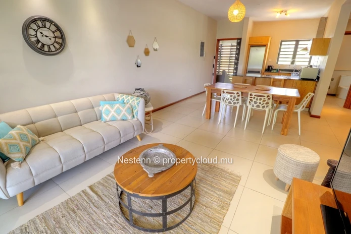 Nice 2-bed apartment in a small residence with swimming pool.