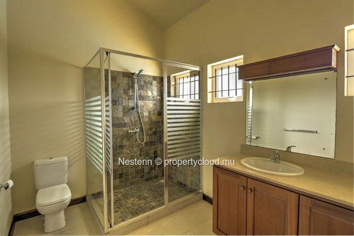 Maison spacieuse à 3 chambres, non meublée et bien entretenue, dans un domaine prestigieux.