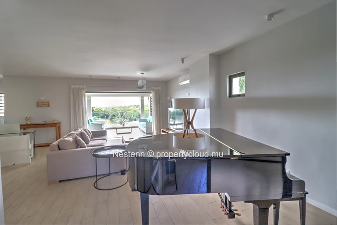 Penthouse de 4 chambres avec vue sur la mer dans une région recherchée. 