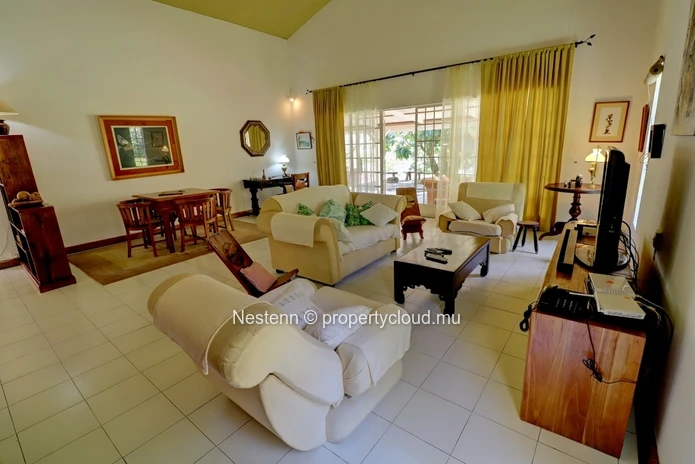 3-bed single storey house with lots of charm in front of the beach