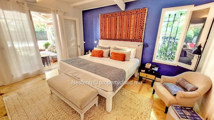Elégante villa de style colonial, nichée dans un vaste jardin luxuriant 