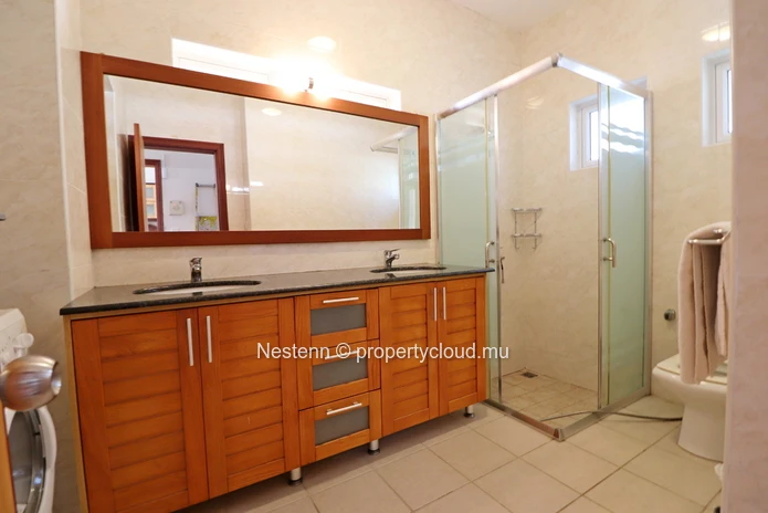 Pleasant 3-bed semi-detached house located in a residential complex.