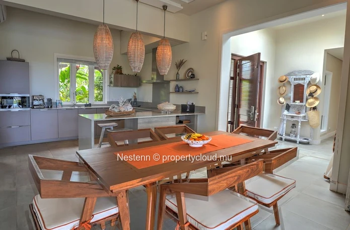 Une villa unique, où modernité et charme tropical se rencontrent.