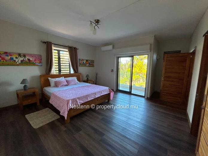 Exceptional Villa With 5 Suites For Rent – Pereybere