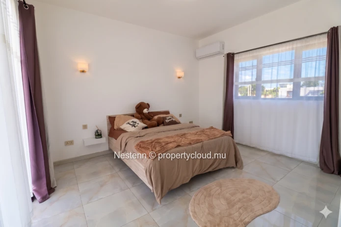 Modern Duplex Villa in Cap Malheureux with 5 bedrooms, private pool, American kitchen, and fully furnished, ideal for...