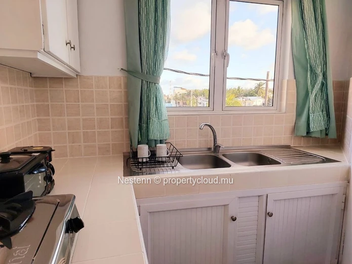 Comfortable studio apartment a stone's throw from the beach with swimming pool and secure parking. 