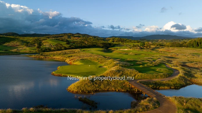Mountain view land of 1530 m² in an exceptional estate 