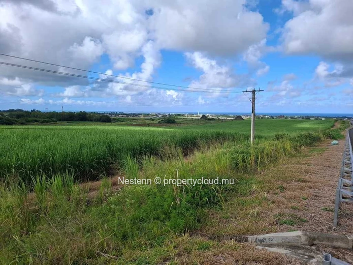 Land of 188820 m² near airport and proximity to a stone crusher.