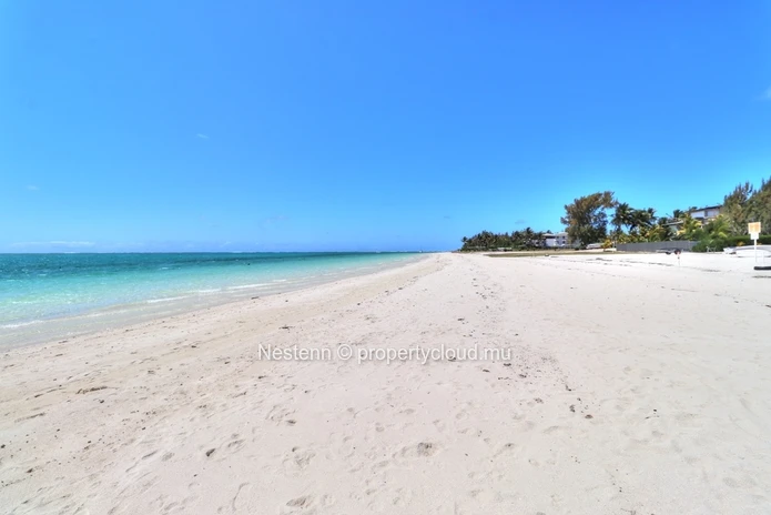 Modern 3-bed apartment with garden and private access to the beach. 