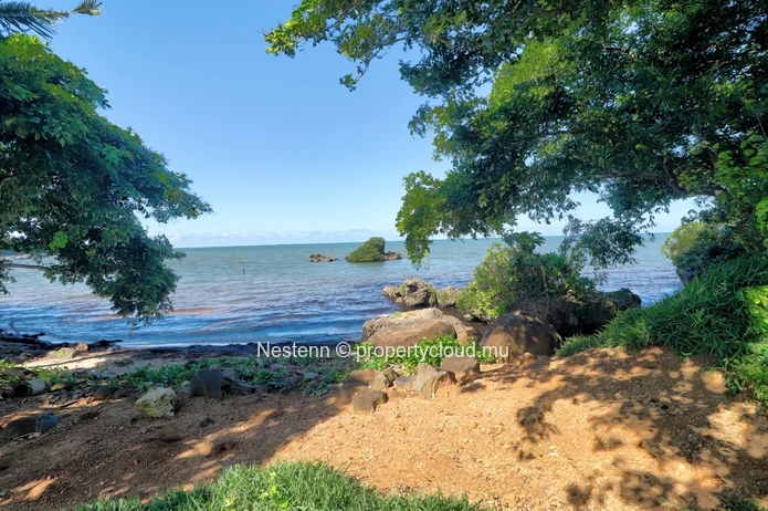 Terrain pieds dans l'eau de 44 672 m² avec vue panoramique sur les îles du sud.