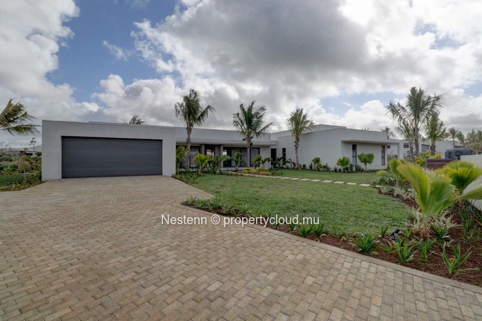 Villa neuve de 4 chambres de plain-pied avec vue sur le golf dans un domaine prestigieux