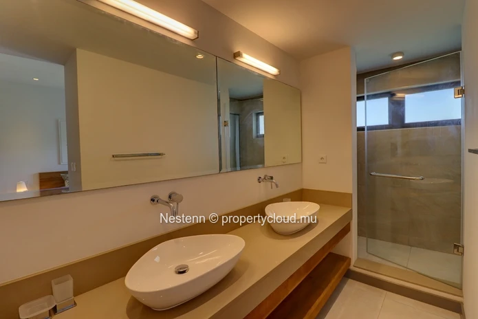 Bel appartement meublé de 3 chambres avec piscine privée et vue sur montagnes.