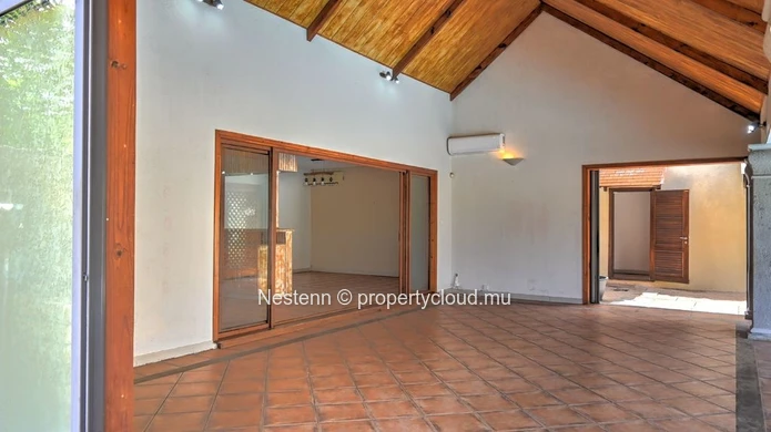 Grande maison familiale de 380 m² sur un terrain de 1 140 m² (27 perches) avec pavillon et piscine