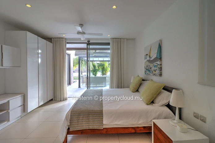 Spacious and bright 300 m2 apartment with swimming pool and garden on the riverside