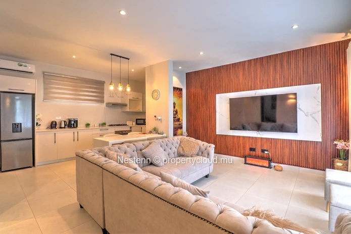 Villa contemporaine de 3 chambres avec piscine privée et vue montagne.