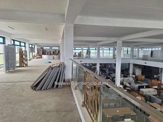 Warehouse of 1,350 m² to 2,700 m² with highway access