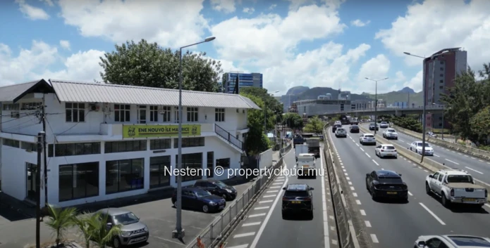 Immeuble commercial avec visibilité exceptionnelle et grand potentiel publicitaire