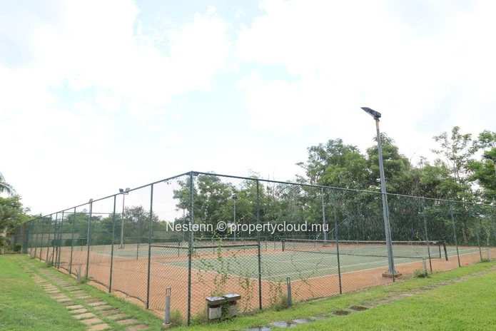 Residential plot of 399.37 m² with park and mountain views 