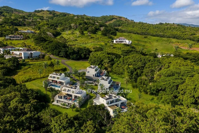Une villa sur mesure dans un domaine renommé, nichée dans un écrin de verdure luxuriante.