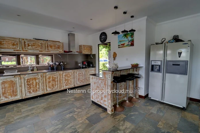 Colonial villa with 4 bedrooms, private pool, and sea access in a good condition