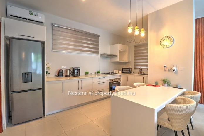 Villa contemporaine de 3 chambres avec piscine privée et vue montagne.