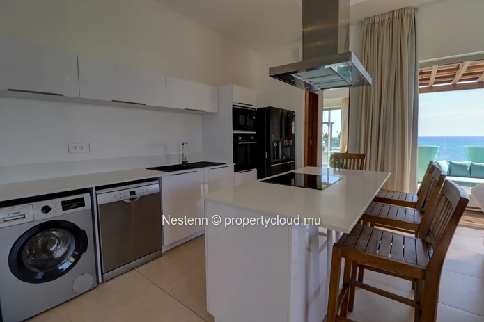 Spectacular beachfront 2-bed penthouse 