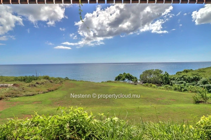 Magnificent beachfront apartment with sea views in a secure residence.