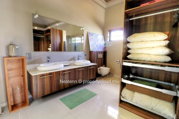Luxueuse villa de 5 chambres avec piscine privée dans une résidence sécurisée. 