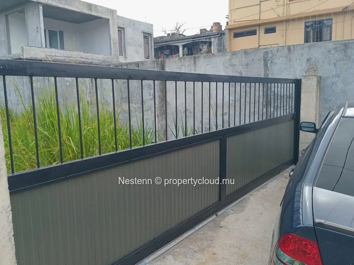 Terrain résidentiel de 21 perches clôturé – Possibilité 2 lots