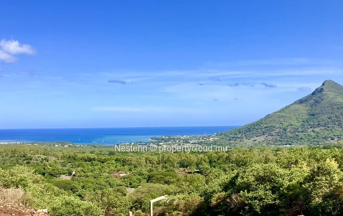 Contemporary duplex villa with 4 bedrooms, private pool, and mountain views in a secure residence