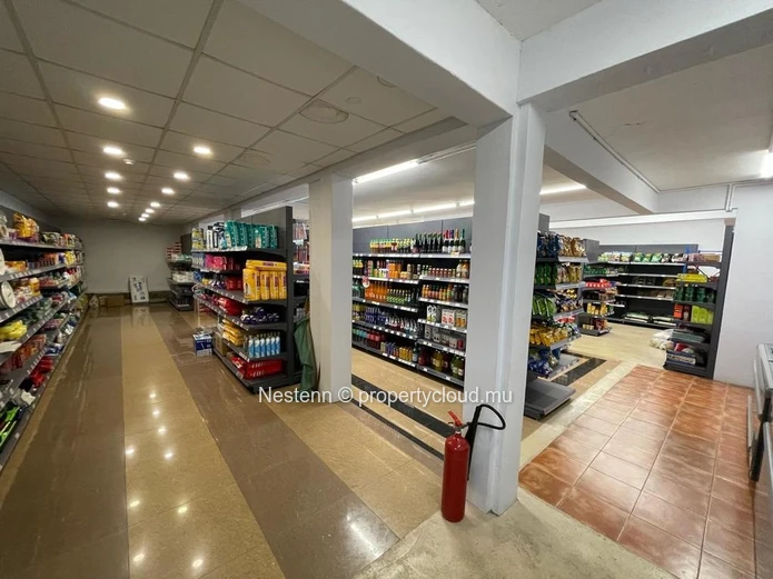 Charme côtier : supermarché de premier ordre en bord de mer avec double accès