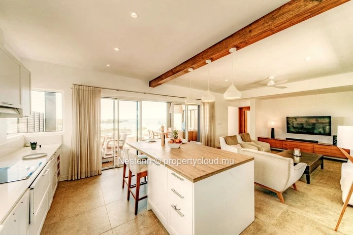 Superb 4-bedroom penthouse with sea views