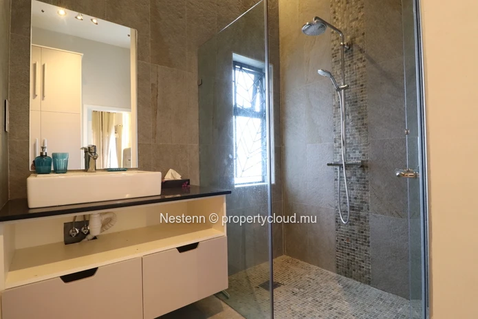 Spacious 6-bed house located near the beach 