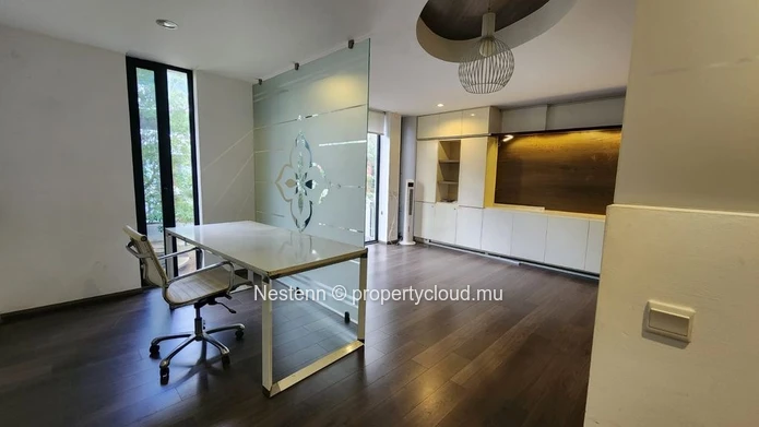 Modern office of 34 m², semi-furnished with one reserved parking