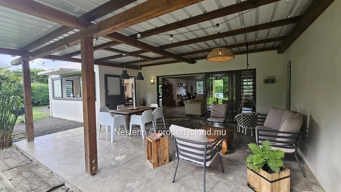 Charmante maison familiale entourée de verdure, idéale pour les amoureux de la nature et des animaux