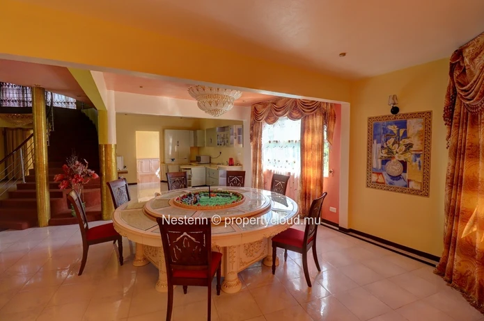 Maison traditionnelle de 5 chambres avec piscine et jardin