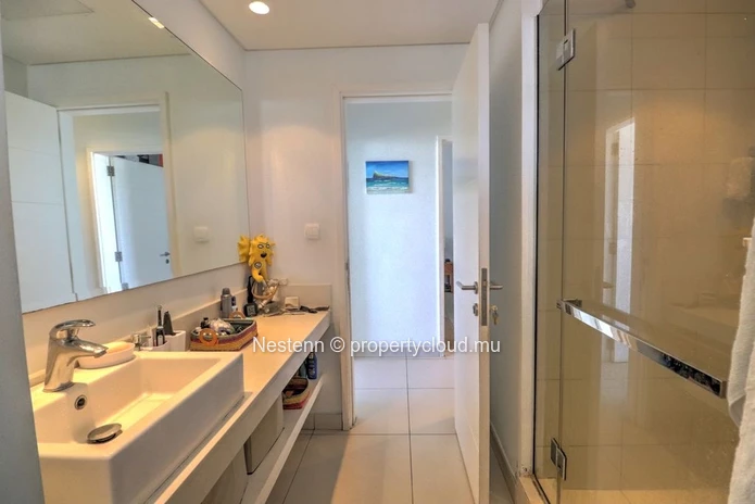 Penthouse moderne et bien agencé de 3 chambres à coucher à quelques minutes à pied de la plage