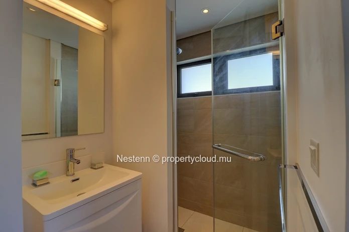 Bel appartement meublé de 3 chambres avec piscine privée et vue sur montagnes.