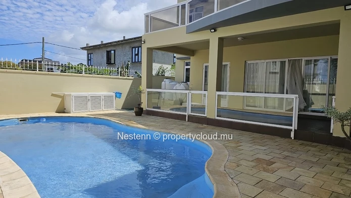 Triplex moderne avec piscine privée et vue mer a quelques pas de marche de la mer