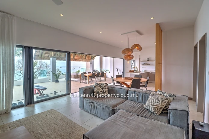 Penthouse de 4 chambres pieds dans l'eau  avec vue mer et montagnes. 