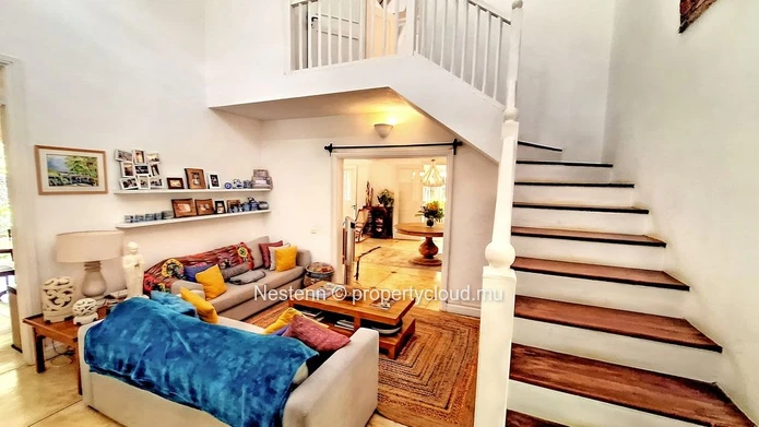 Elégante villa de style colonial, nichée dans un vaste jardin luxuriant 