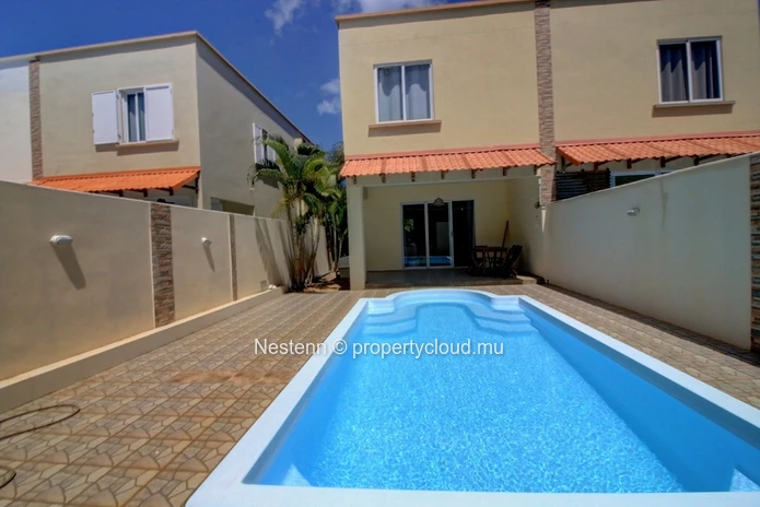 3 bedroom duplex very close to the beach