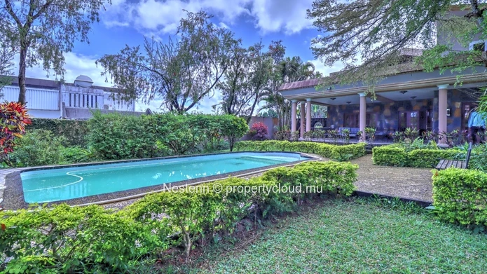 Villa de 4 chambres avec jardin de 2110m² piscine privée charme rustique et moderne