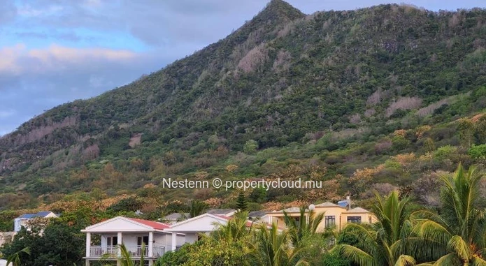 Bâtiment commercial avec vue mer et montagne.