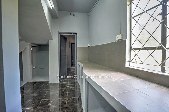  120 m² building on a 527 m² plot of land on the main road 