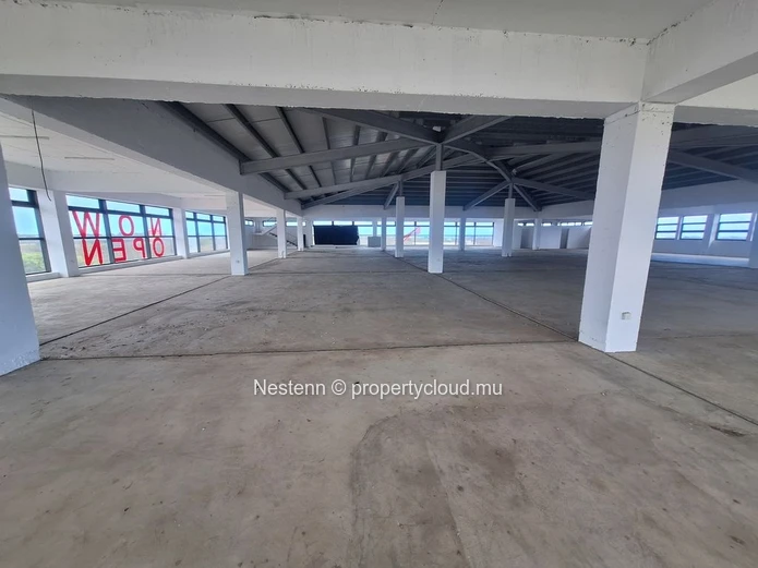 Warehouse of 1,350 m² to 2,700 m² with highway access