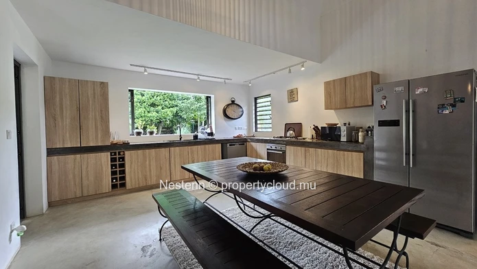 Charmante maison familiale entourée de verdure, idéale pour les amoureux de la nature et des animaux