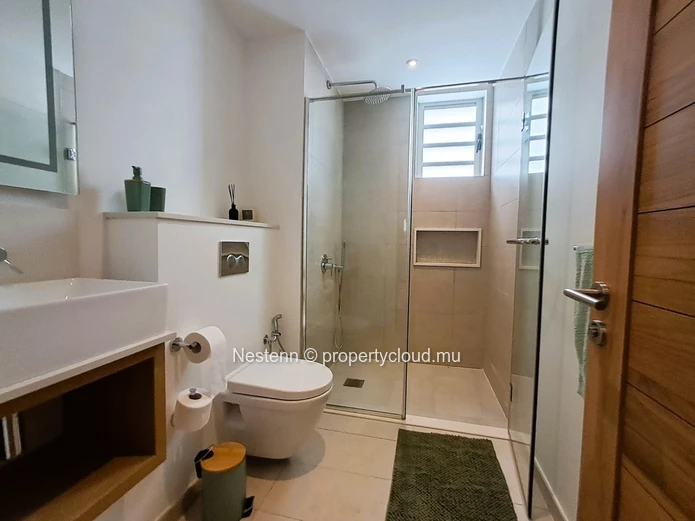 Appartement duplex moderne avec vue mer et accès plage